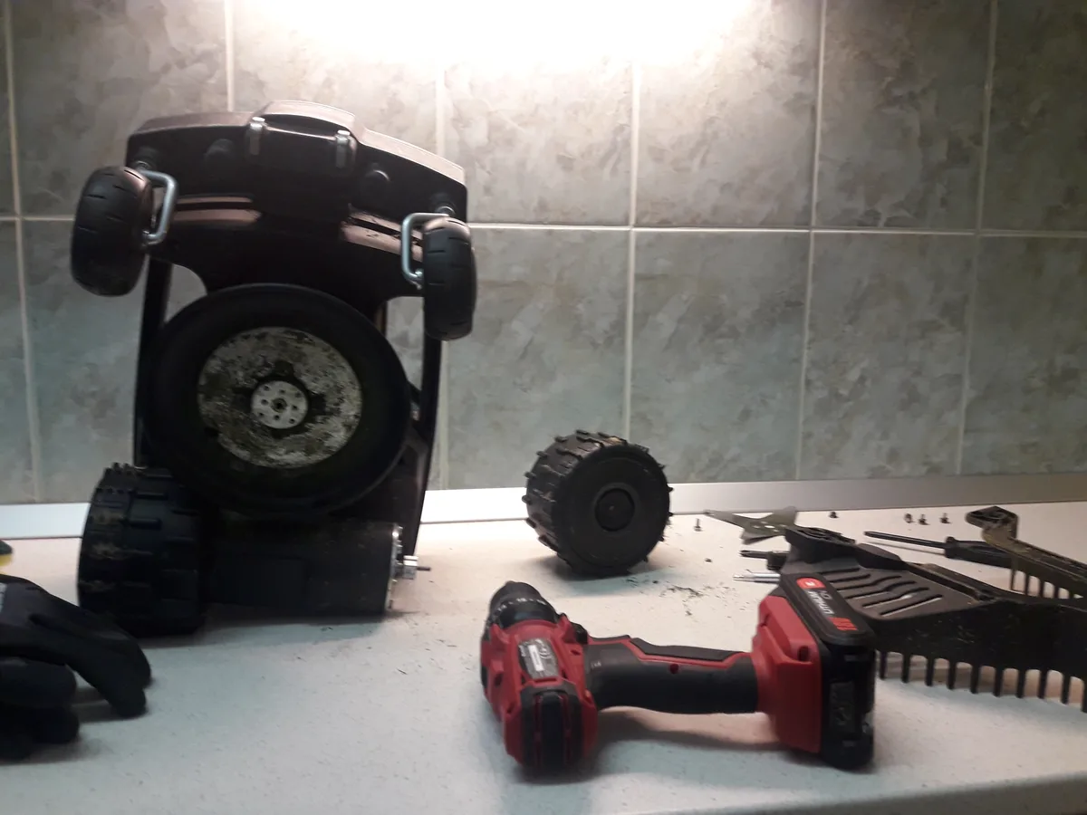 Revizie completa roboti de gazon de dimensiuni mici/medii BASIC - 4